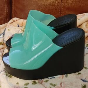 DKNY Wedge Sandal in green sz 9.5